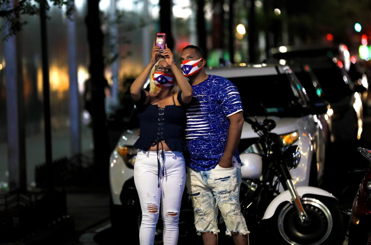 Mimo pandemii koronawirusa, w Nowym Jorku zgodnie z wieloletnią tradycją odbył się w sobotę, w Dniu Niepodległości, pokaz sztucznych ogni zorganizowany przez dom handlowy Macy’s. Tego dnia po ponad trzymiesięcznej przerwie udostępniony do zwiedzania został Pomnik Pamięci Ofiar 9/11.