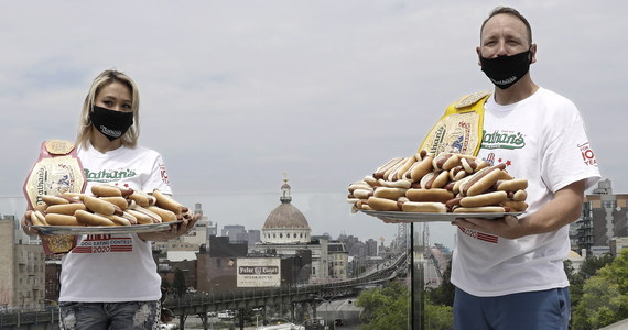 Zwycięstwem Joey'a Chestnuta zakończył się w Nowym Jorku najsłynniejszy na świecie konkurs w jedzeniu hot dogów. W ciągu 10 minut 36-letni Amerykanin pochłonął ich 75, tym samym ustanawiając rekord świata.
