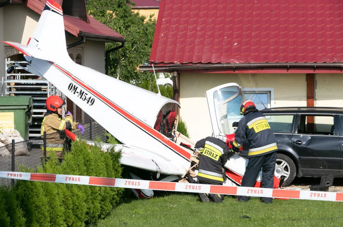 Mały samolot jednosilnikowy spadł na dom w Krośnie na Podkarpaciu. Na miejscu trwa akcja ratunkowa.