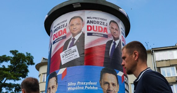 W sondażu, przeprowadzonym w dniach 2-3 lipca, Andrzej Duda uzyskał poparcie 50,9 proc. ankietowanych. Rafał Trzaskowski przegrywa z urzędującym prezydentem o 1,8 pkt proc. Badanie przeprowadziła firma Estymator dla tygodnika "Do Rzeczy".