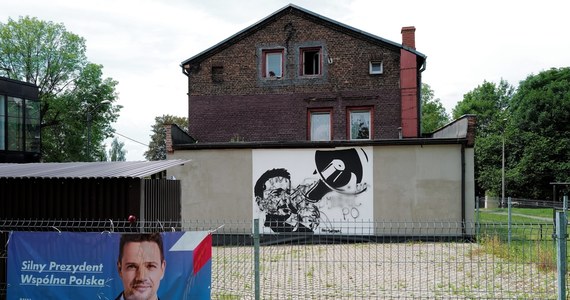 Zarzut dotyczący groźby karalnej na tle politycznym usłyszał mieszkaniec pow. Wyszkowskiego, który zerwał plakat kandydata KO na prezydenta Polski Rafała Trzaskowskiego. Gdy właścicielka posesji, na której wisiał plakat, zwróciła mu uwagę, groził jej podpaleniem posesji.