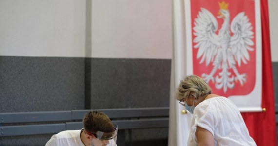 Warszawa wciąż szuka chętnych do pracy w obwodowych komisjach wyborczych. To dlatego że spodziewana jest rekordowa frekwencja w II turze wyborów prezydenckich 12 lipca. W stolicy do obsadzenie jest jeszcze blisko 2 tysiące miejsc w prawie 800 komisjach.   