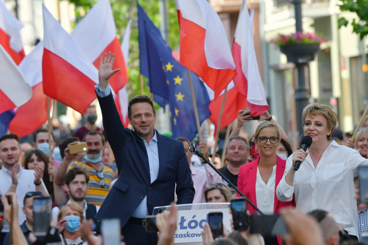 Zamierzamy poinformować PKW i prokuraturę, o tym, że na oficjalnej stronie łódzkiego urzędu miasta na Facebooku umieszczono zaproszenie na wiec Rafała Trzaskowskiego w formie oficjalnego materiału wyborczego, należącego do komitetu kandydata KO - powiedział łódzki radny PiS Sebastian Bulak.