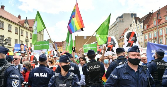 Po sobotnim wiecu wyborczym prezydenta Andrzeja Dudy we Wrocławiu policja zamierza skierować do sądu wnioski o ukaranie organizatorów dwóch największych zgromadzeń – zwolenników urzędującego prezydenta oraz jego przeciwników. Według policji w obu zgromadzeniach uczestniczyło zbyt dużo osób.