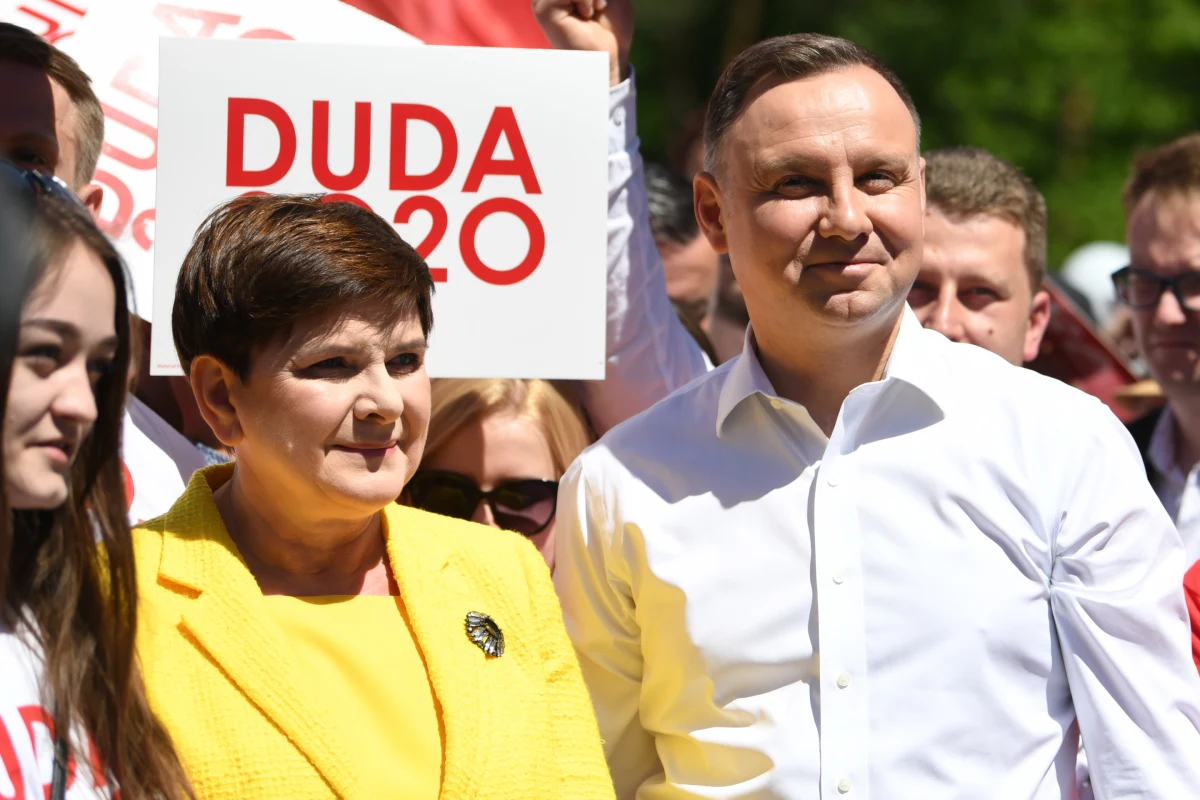 "Ma odwagę przeciwstawić się ogromnej machinie propagandowej wytaczanej z różnych stron i nie tylko z Polski, ale również tej machiny propagandowej, która zmienia także oblicze Europy" – mówiła o Andrzeju Dudzie była premier, europoseł Beata Szydło. Podkreślała, że walczący o reelekcję prezydent "nie boi się mówić jasno, skąd jesteśmy, z jakich tradycji wyrośliśmy i jakich tradycji powinniśmy bronić". 