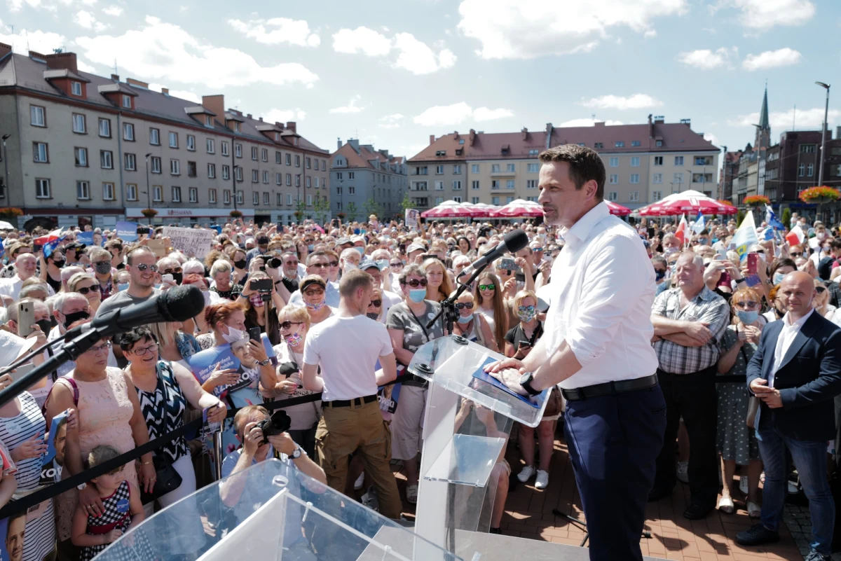 „Prezydent Andrzej Duda jest związany wyłącznie z jedną partią polityczną i nie umie odbudować wspólnoty, a ja wam odbudowę wspólnoty gwarantuję” - powiedział w niedzielę w Bytomiu kandydat KO na prezydenta Rafał Trzaskowski. Podkreślał różnorodność Śląska i patriotyzm jego mieszkańców.