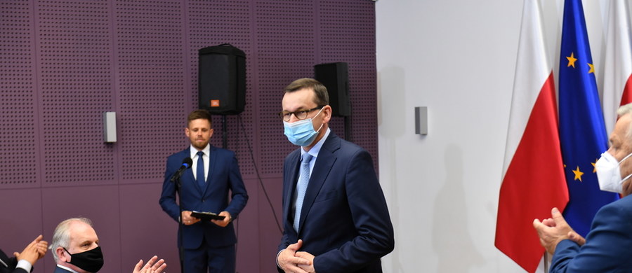 W czasie wizyty w Czarnem na Pomorzu premier Mateusz Morawiecki zapowiedział powołanie funduszu patriotycznego. “Będzie służył budowaniu postaw patriotycznych, będzie wspierał pasjonatów historii, pasjonatów, którzy biorą udział w grupach rekonstrukcyjnych” – tłumaczył. Dodał, że ten fundusz ma wspierać też fundacje i stowarzyszenia o "profilu patriotycznym".