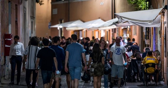 Siedem osób zmarło w ciągu minionej doby we Włoszech na Covid-19, stwierdzono 192 nowe zakażenia koronawirusem - podał w niedzielę resort zdrowia. Łączny bilans zgonów wzrósł do 34 861. Najnowsze dane wskazują na dalszą poprawę sytuację epidemicznej w kraju.