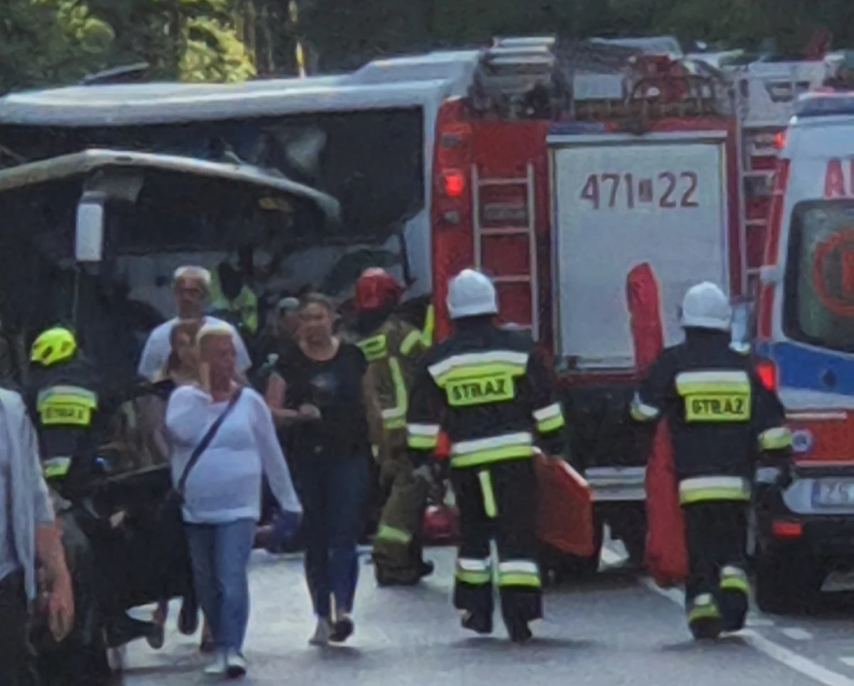 Zderzenie autokaru, autobusu i osobówki w Dźwirzynie (woj. zachodniopomorskie). Ze wstępnych informacji wynika, że rannych zostało 16 osób, w tym 1 dziecko. Informację o wypadku i zdjęcie z miejsca zdarzenia dostaliśmy na Gorącą Linię RMF FM. 