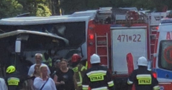 Zderzenie autokaru, autobusu i osobówki w Dźwirzynie (woj. zachodniopomorskie). Ze wstępnych informacji wynika, że rannych zostało 16 osób, w tym 1 dziecko. Informację o wypadku i zdjęcie z miejsca zdarzenia dostaliśmy na Gorącą Linię RMF FM. 