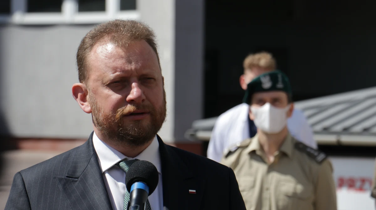 "Środki ochrony i dystans dają gwarancję, że udział w wyborach jest bezpieczny" - ocenił w Polsat News szef resortu zdrowia Łukasz Szumowski. Stwierdził, że po analizie wszystkich powiatów w Polsce sytuacja epidemiczna w naszym kraju się poprawiła. Zabrał też głos w sprawie wieców wyborczych, podczas których niewiele osób przestrzega zasad dystansowania społecznego.