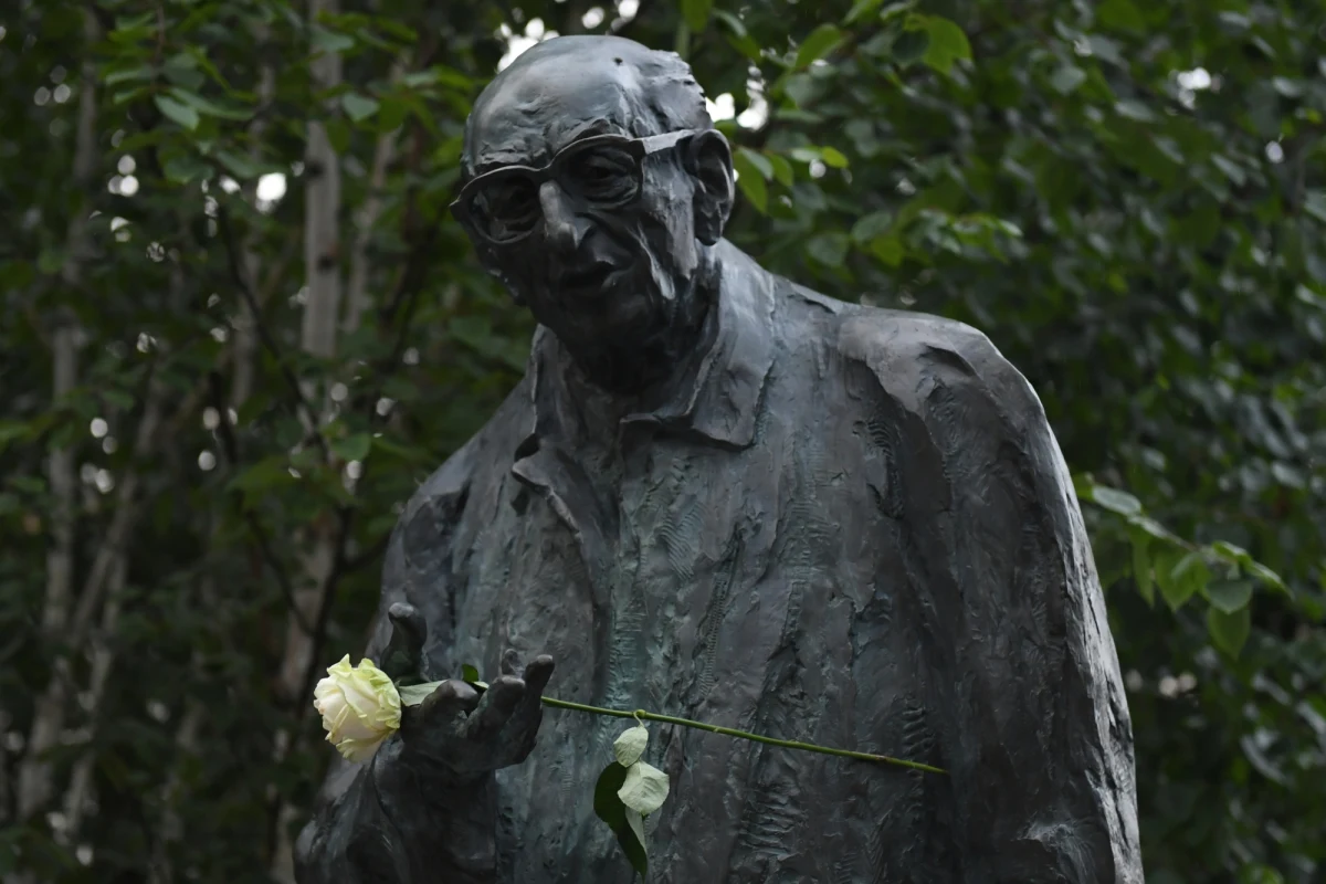W centrum Sopotu – na placu przed głównym dworcem kurortu - odsłonięto w niedzielę wieczorem pomnik Władysława Bartoszewskiego. To pierwsze tego typu upamiętnienie zmarłego w 2015 r. żołnierza AK, działacza opozycji  i ministra spraw zagranicznych w III RP.