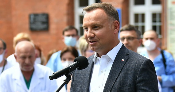 O godz. 11:30 prezydent Andrzej Duda podpisze projekt zmiany konstytucji i skieruje go do Sejmu - poinformował rzecznik prezydenta Błażej Spychalski. Chodzi o zapisanie w konstytucji wykluczenia adopcji dziecka przez osobę pozostającą w związku jednopłciowym. 