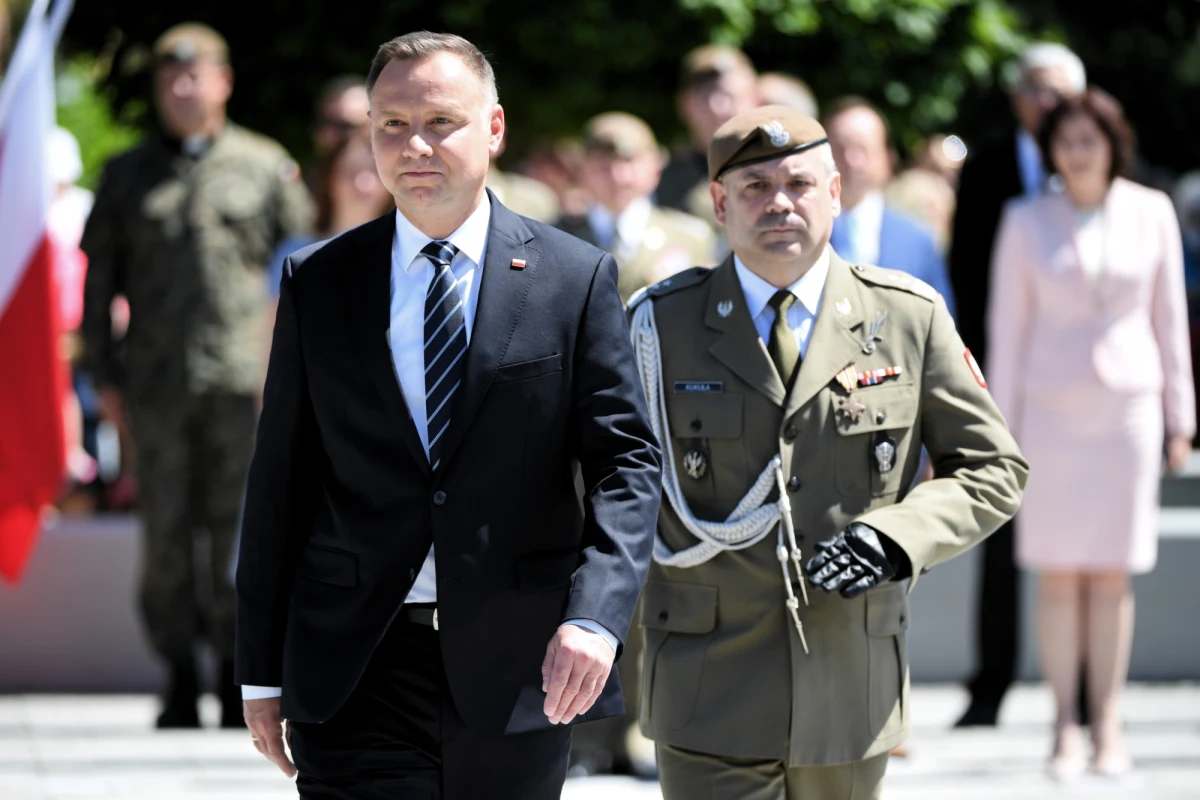 "Jeśli wygram, to oczywiście moja druga kadencja będzie inna od pierwszej, bo wyzwania, które stoją przed Polską, są dziś inne niż te z 2015 roku" - zadeklarował prezydent Andrzej Duda w rozmowie z tygodnikiem "Do Rzeczy".