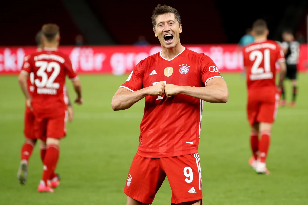 Robert Lewandowski ma w tym sezonie większe szanse na zdobycie Złotej Piłki niż kiedykolwiek: może mu w tym pomóc nietypowy sezon i fakt, że Euro 2020 przeniesiono na rok kolejny - taką opinię dziennikarzy "Bilda" przytacza Onet. Zaznaczając równocześnie, że kluczowy jest dorobek polskiego napastnika.