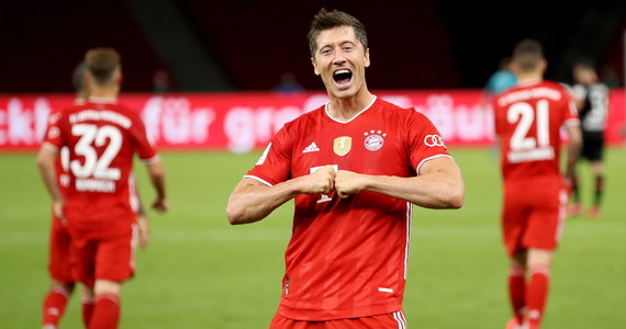 Robert Lewandowski ma w tym sezonie większe szanse na zdobycie Złotej Piłki niż kiedykolwiek: może mu w tym pomóc nietypowy sezon i fakt, że Euro 2020 przeniesiono na rok kolejny - taką opinię dziennikarzy "Bilda" przytacza Onet. Zaznaczając równocześnie, że kluczowy jest dorobek polskiego napastnika.