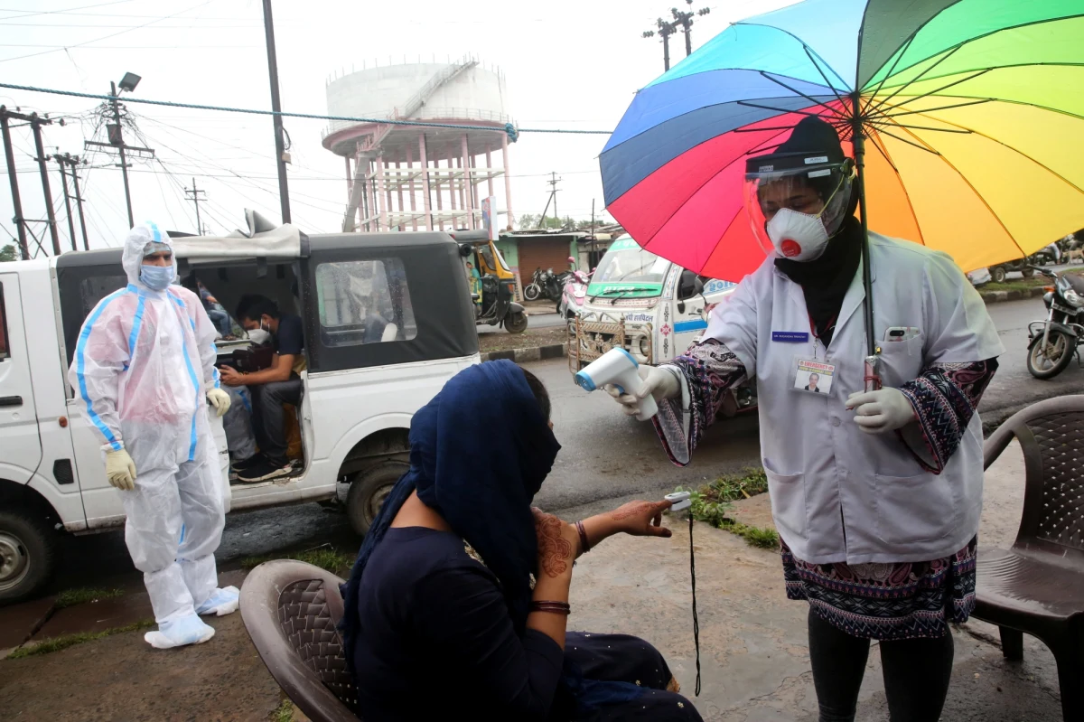 Indie stały się właśnie trzecim najbardziej na świecie dotkniętym pandemią koronawirusa krajem. W ciągu ostatniej doby wykryto w tym kraju blisko 24 tysiące infekcji SARS-CoV-2, tym samym całkowita liczba wykrytych przypadków wzrosła do 697 tysięcy. Z powodu COVID-19 zmarło natomiast w Indiach prawie 20 tysięcy ludzi.