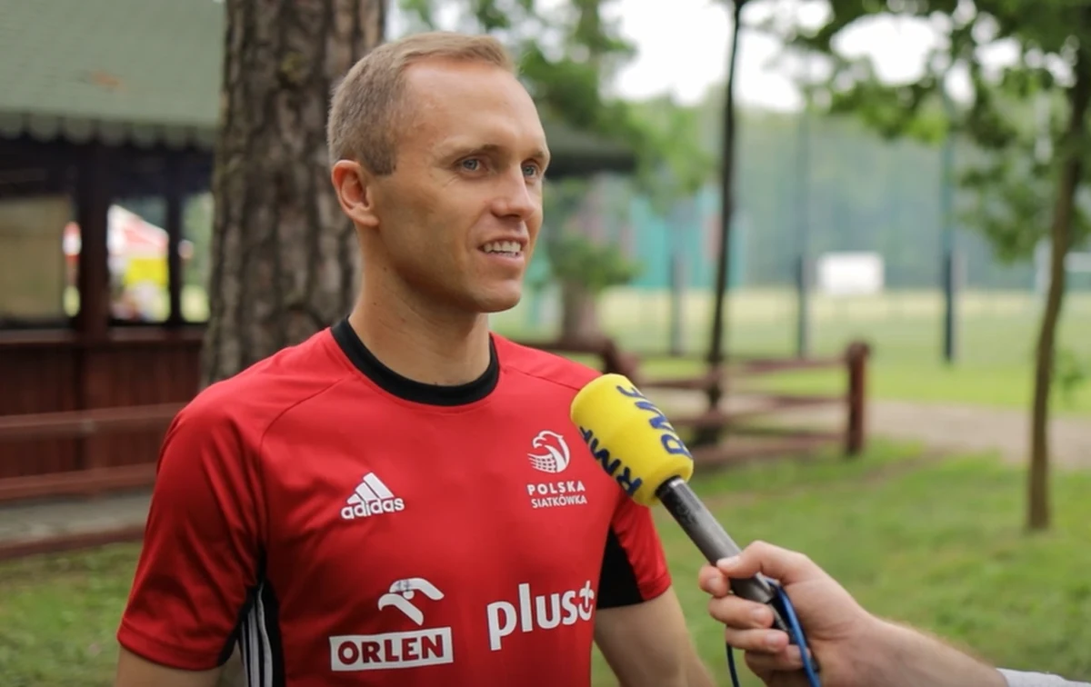 Piasek na plaży, w ciągu dnia upały, w otoczeniu las a nieopodal altana i grill. Brzmi jak opis wakacyjnego krajobrazu, ale to tylko pozory błogości na zgrupowaniu siatkarzy w Spale. Biało-czerwoni drugą część swojego obozu poświęcają już na intensywne treningi. Pomimo tego, że oficjalnych meczów o stawkę w tym sezonie nie będzie, to kadra Vitala Heynena chce utrzymać formę, co ma zaprocentować podczas przyszłorocznych igrzysk olimpijskich. W tym roku polskich siatkarzy czekają na pewno sparingowe mecze z Niemcami. O tym, jak wyglądają treningi w Spale, Paweł Pawłowski rozmawiał z libero reprezentacji Pawłem Zatorskim.