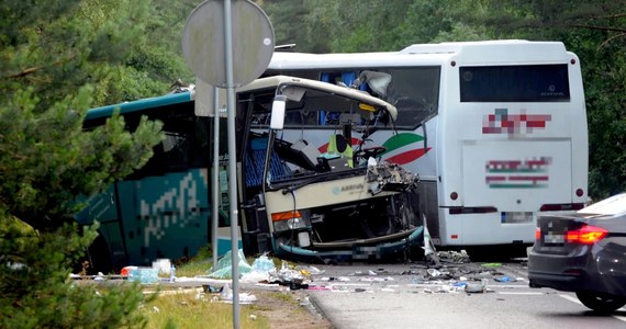 ​Jest śledztwo w sprawie zderzenia dwóch autokarów i busa w Dźwirzynie w Zachodniopomorskiem. Jak dowiedział się reporter RMF FM, jako podstawą przyjęto artykuł o sprowadzeniu niebezpieczeństwa katastrofy. Rannych zostało 14 osób, 5 trafiło do szpitala.