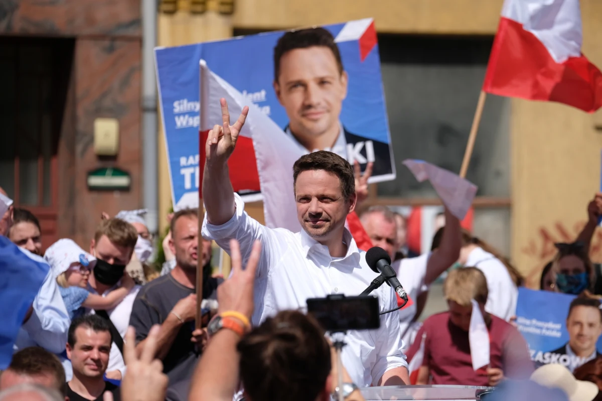 "Jeżeli prezydent Andrzej Duda wygra wybory, to PiS będzie dalej dokręcał śrubę wszystkim niezależnym instytucjom i niestety na celownik znowu weźmie niezależne od władzy sądy" - stwierdził dzisiaj prezydencki kandydat Koalicji Obywatelskiej Rafał Trzaskowski. Jak podkreślił: "Ja mówię od wielu, wielu tygodni o tym, że każdą decyzję rządu PiS, która będzie dalej uderzać w polskie sądy, zawetuję".