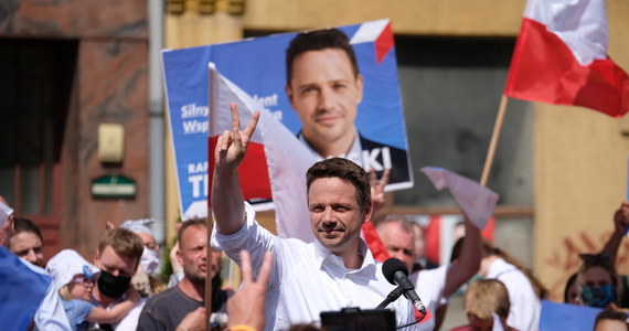 "Jeżeli prezydent Andrzej Duda wygra wybory, to PiS będzie dalej dokręcał śrubę wszystkim niezależnym instytucjom i niestety na celownik znowu weźmie niezależne od władzy sądy" - stwierdził dzisiaj prezydencki kandydat Koalicji Obywatelskiej Rafał Trzaskowski. Jak podkreślił: "Ja mówię od wielu, wielu tygodni o tym, że każdą decyzję rządu PiS, która będzie dalej uderzać w polskie sądy, zawetuję".