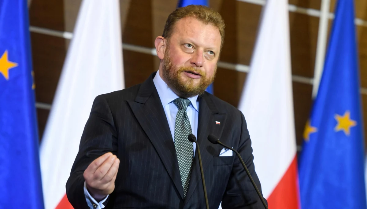 Oddanie głosu w lokalu wyborczym w niedzielę jest bezpieczniejsze pod względem ryzyka zakażenia koronawirusem, niż wyjście do restauracji czy sklepu - powiedział w programie "Rzecz o polityce" minister zdrowia Łukasz Szumowski. 