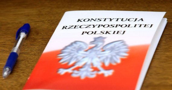 Andrzej Duda złożył swój podpis pod projektem zmiany konstytucji. Prezydent chce wpisania do ustawy zasadniczej zakazu adopcji dzieci przez osoby pozostające w związkach jednopłciowych. Projekt trafi teraz do Sejmu, jego losy jednak można chyba przesądzić już dziś.