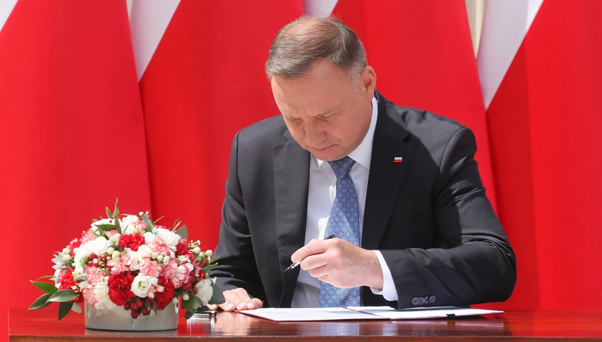 Prezydent Andrzej Duda podpisał projekt zmiany konstytucji, który wprowadza do ustawy zasadniczej zapis, że wykluczona jest adopcja dziecka przez osobę pozostającą w związku jednopłciowym. Zapowiedział, że jeszcze dziś skieruje go do Sejmu. 