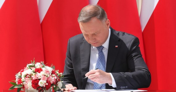 Prezydent Andrzej Duda podpisał projekt zmiany konstytucji, który wprowadza do ustawy zasadniczej zapis, że wykluczona jest adopcja dziecka przez osobę pozostającą w związku jednopłciowym. Zapowiedział, że jeszcze dziś skieruje go do Sejmu. 