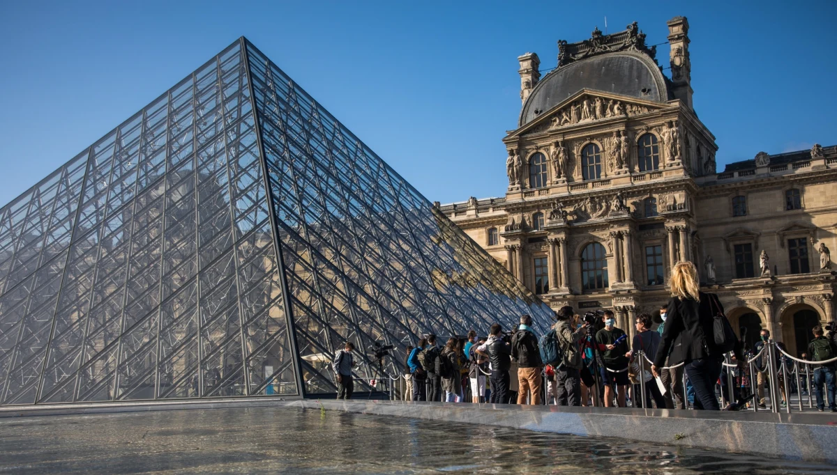 Po ponad trzymiesięcznej przerwie spowodowanej epidemią Covid-19 ponownie otwarto Muzeum Luwru. Dyrekcja placówki spodziewa się jednak o wiele mniej zwiedzających, a część kolekcji będzie nadal niedostępna. 