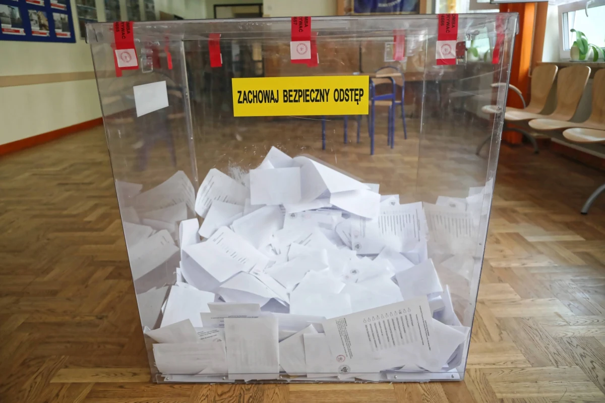 Niemal 400 tysięcy ludzi, którzy przed pierwszą turą wyborów prezydenckich dopisali się do spisów wyborców w innych niż własna gminach, by zagłosować poza miejscem zamieszkania, w drugiej turze 12 lipca musi oddać głos w tym samym miejscu. Wielu wyborców, którzy zdecydowali się na takie rozwiązanie, bo np. wyjeżdżali na wakacje, nie zdawało sobie z tego sprawy. Od naszych Słuchaczy i Internautów dostajemy wiele takich sygnałów.