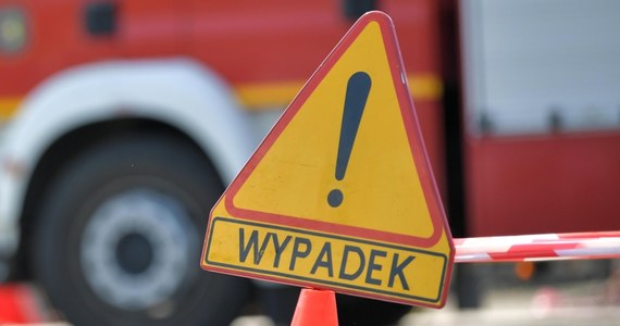 Do aresztu trafiła 20-letnia kobieta, która będąc pod wpływem środków psychotropowych, jechała z nadmierną prędkością południową obwodnicą Radomia i spowodowała wypadek. Zginęła wówczas 19-letnia pasażerka, a inna osoba doznała obrażeń ciała. 