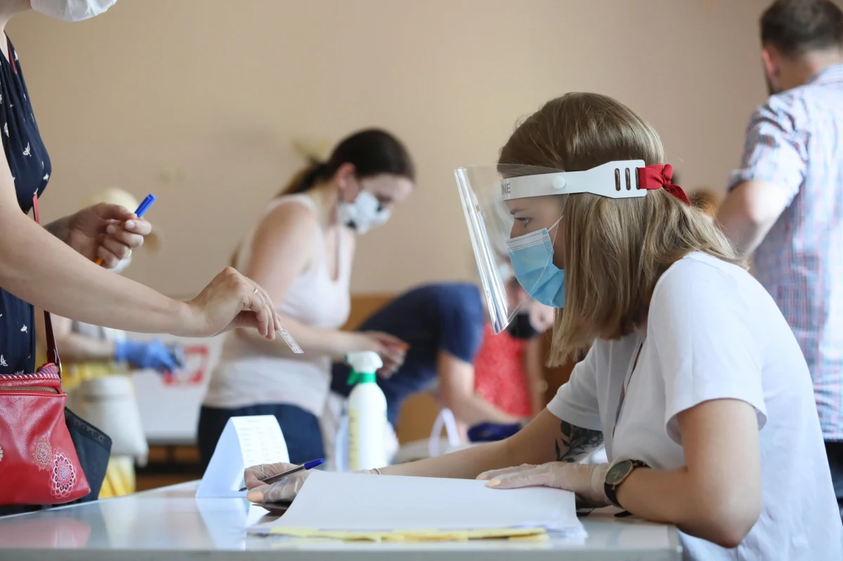 12 lipca Polacy ponownie pójdą do urny, by wziąć udział w II turze wyborów prezydenckich. Będą głosować, podobnie jak w trakcie I tury, w sytuacji epidemii koronawirusa w naszym kraju. Jednak 51,8 proc. badanych podejmując decyzję w sprawie udziału w wyborach nie bierze pod uwagę ryzyka zarażenia się - wynika z sondażu United Surveys dla RMF FM i "Dziennika Gazety Prawnej". Dlaczego? Bo są świadomi. 93,1 proc. ankietowanych stwierdziło, że idąc do lokalu wyborczego mają przy sobie własne zabezpieczenia, takie jak maseczka, czy swój długopis.