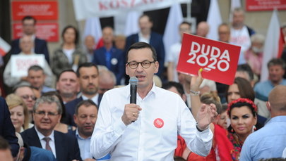 Premier Morawiecki w trasie bez urlopu. "To nie kampania, on walczy z kryzysem"