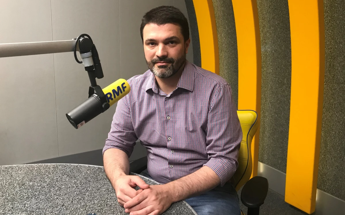 "Jest bardzo prawdopodobne, że obudzimy się w poniedziałek z innym wynikiem, niż zaśniemy w niedzielę" - stwierdził w Popołudniowej rozmowie w RMF FM politolog dr Paweł Ścigaj, wicedyrektor Instytutu Nauk Politycznych i Stosunków Międzynarodowych Uniwersytetu Jagiellońskiego, pytany o niewielkie sondażowe różnice pomiędzy kandydatami, którzy zmierzą się w II turze wyborów prezydenckich. "Dehumanizacja oponentów politycznych w języku osiągnęła bardzo wysoki poziom. To jest zaproszenie do przemocy, coś, co legitymizuje przemoc - w tym najbardziej skrajną, czyli odbieranie życia" - mówił gość Marcina Zaborskiego, pytany o ostre słowa padające w czasie kampanii. "Poziom agresji werbalnej i poziom komunikatów odczłowieczających nie przekłada się póki co na zachowania agresywne" - zastrzegł. 