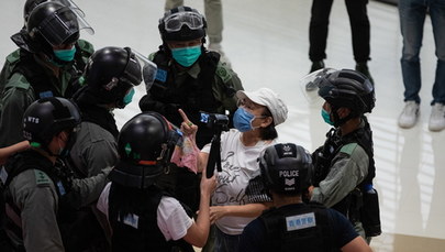 Hongkong: Kontrowersyjne prawo o bezpieczeństwie już działa. Ze szkół mają zniknąć "wywrotowe" treści
