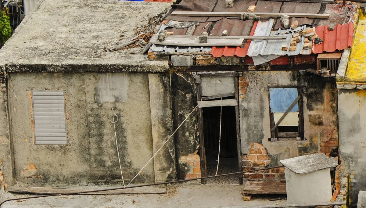 Opinią publiczną Brazylii wstrząsnęło odkrycie przez władze w bogatej dzielnicy Sao Paulo 61-letniej kobiety, która od 1998 roku pracowała dla zamożnej rodziny i była przetrzymywana w warunkach urągających ludzkiego godności. Sprawa trafiła do sądu. 