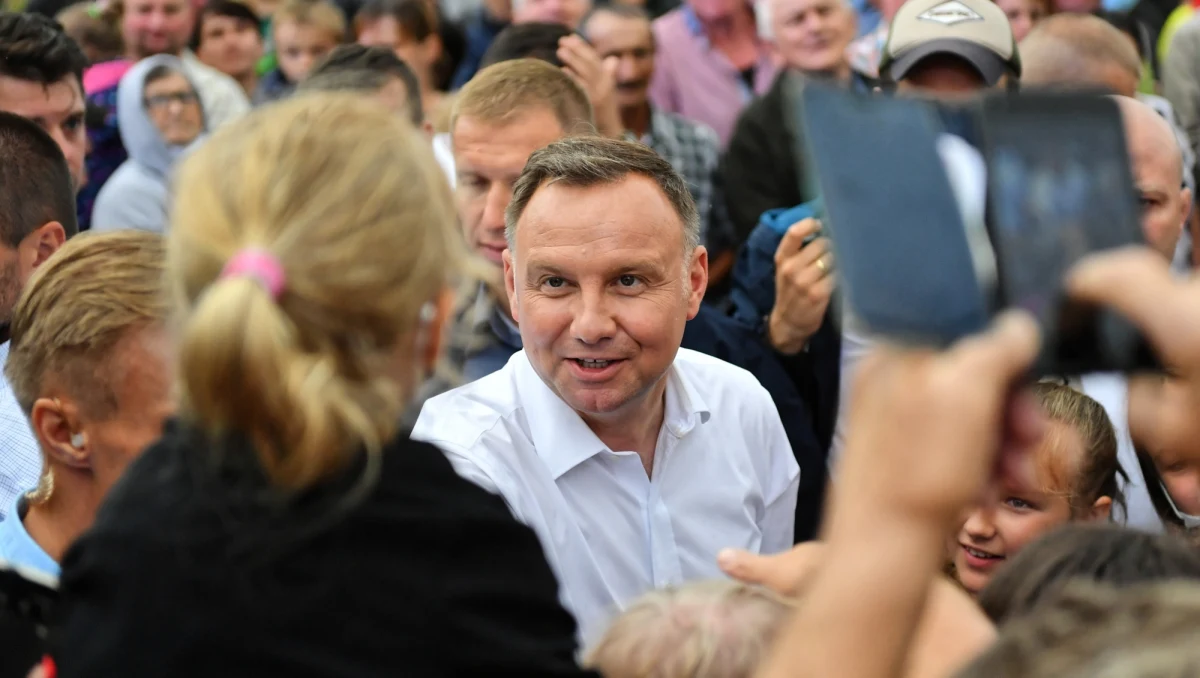Andrzej Duda tłumaczy swoją wypowiedź z prezydenckiej "debaty" w Końskich: chodzi o jego deklarację ws. obowiązkowych szczepień. Zapytany o szczepionkę na COVID-19 prezydent stwierdził m.in.: "Absolutnie nie jestem zwolennikiem jakichkolwiek szczepień obowiązkowych". W nocnym wpisie na Twitterze wyjaśniał natomiast, że "ewentualne szczepienie" przeciw COVID-19 i szczepienia przeciw innym chorobom - jak gruźlica czy szkarlatyna - "to zupełnie co innego, inna rozmowa".
