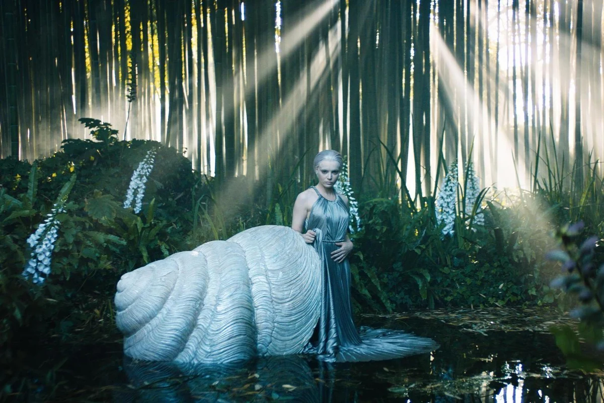 Zaskakujący pomysł sławnego paryskiego domu mody Dior. W związku z odwołaniem pokazów nowych kreacji na wybiegach – z powodu epidemii koronawirusa – klientkom z całego świata rozesłane zostaną… "sukienki dla lalek". Chodzi o miniaturowe wersje nowych strojów.