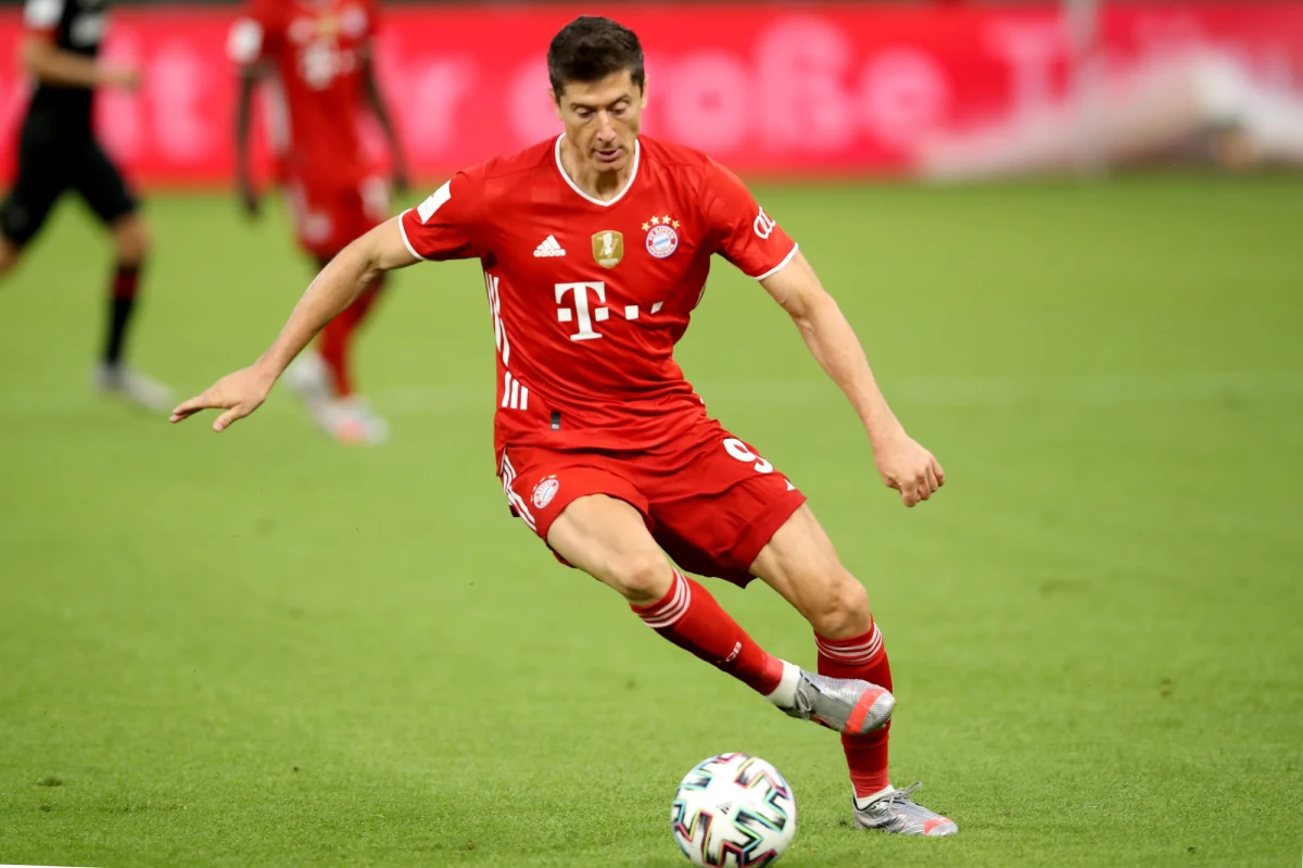 Leganda niemieckiego futbolu Lothar Matthaeus uważa, że Robert Lewandowski całkowicie zasłużył na Złotą Piłkę i tytuł Piłkarza Roku. "Ma za sobą wyjątkowy sezon, ale czy to wystarczy? Przekonamy się" – przyznał mistrz świata sprzed 30 lat.