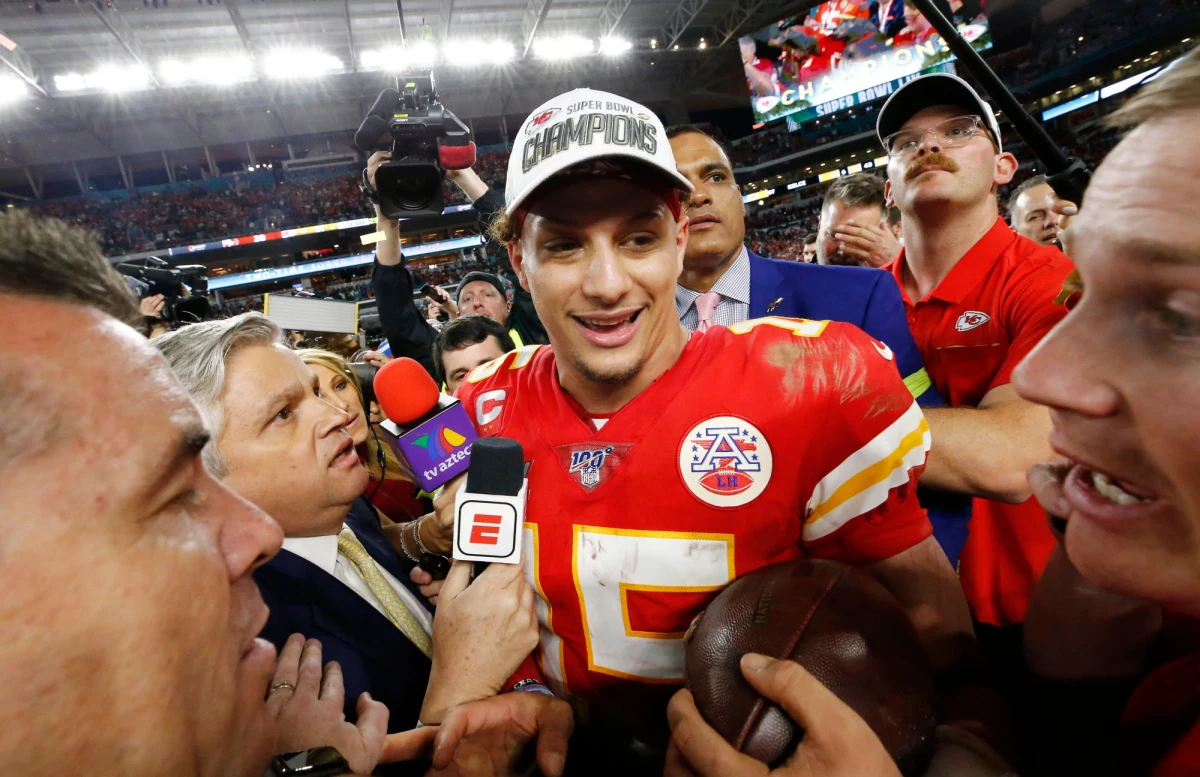 Gwiazdor NFL - największej i najlepszej na świecie ligi futbolu amerykańskiego - Patrick Mahomes przedłużył umowę z Kansas City Chiefs o 10 lat: podpisany przez 24-latka kontrakt opiewa na… 503 mln dolarów! Jest to najwyższy kontrakt w historii sportu.