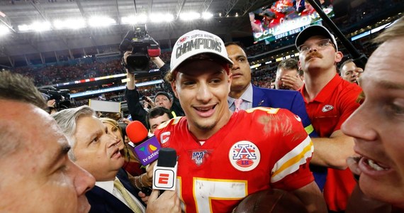 Gwiazdor NFL - największej i najlepszej na świecie ligi futbolu amerykańskiego - Patrick Mahomes przedłużył umowę z Kansas City Chiefs o 10 lat: podpisany przez 24-latka kontrakt opiewa na… 503 mln dolarów! Jest to najwyższy kontrakt w historii sportu.