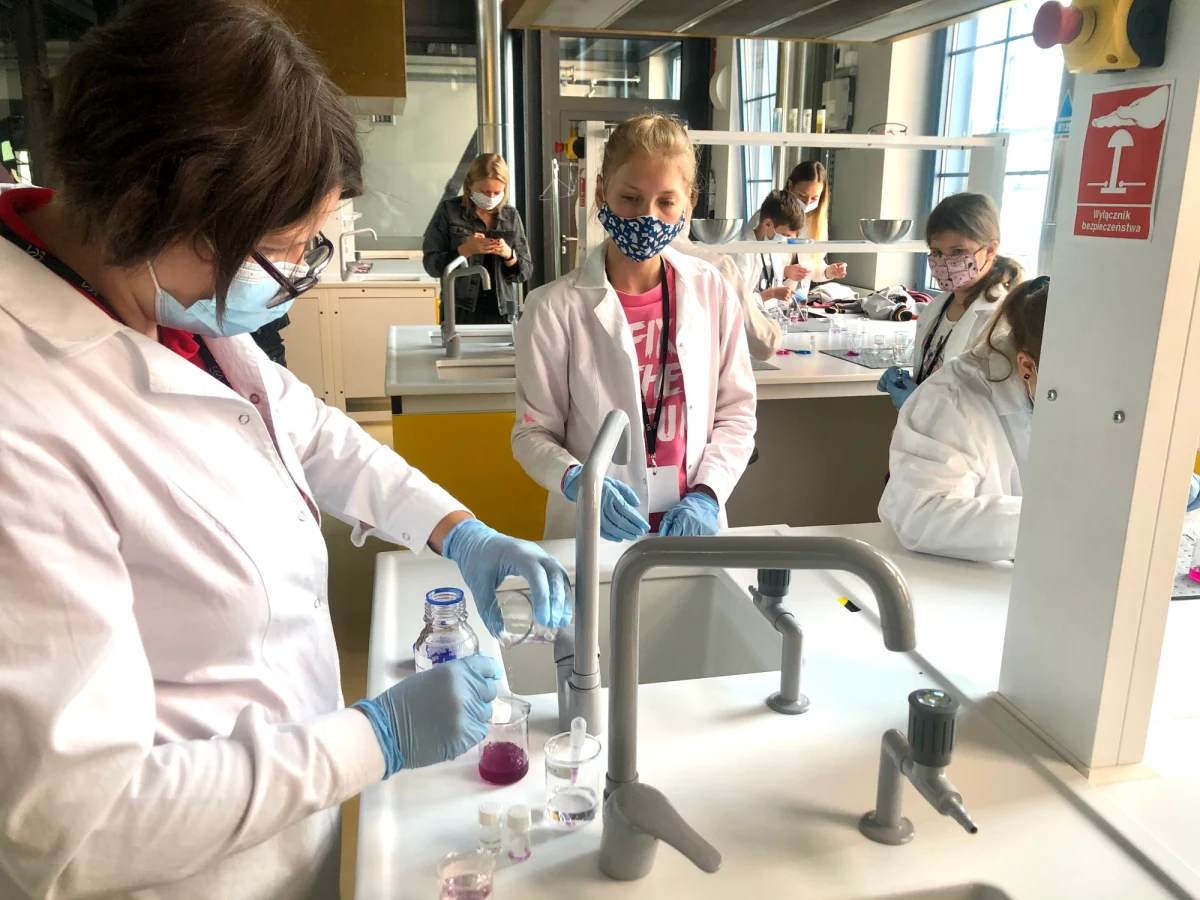 Tajniki kuchni molekularnej poznawali dziś łódzcy półkoloniści. Dzieci tworzyły jadalne kulki żelowe z soku z czerwonej kapusty. Przy okazji dowiedziały się, że chemia i fizyka naprawdę mogą być fascynujące, a do tego są ciągle obecne w naszym życiu - także w kuchni. 