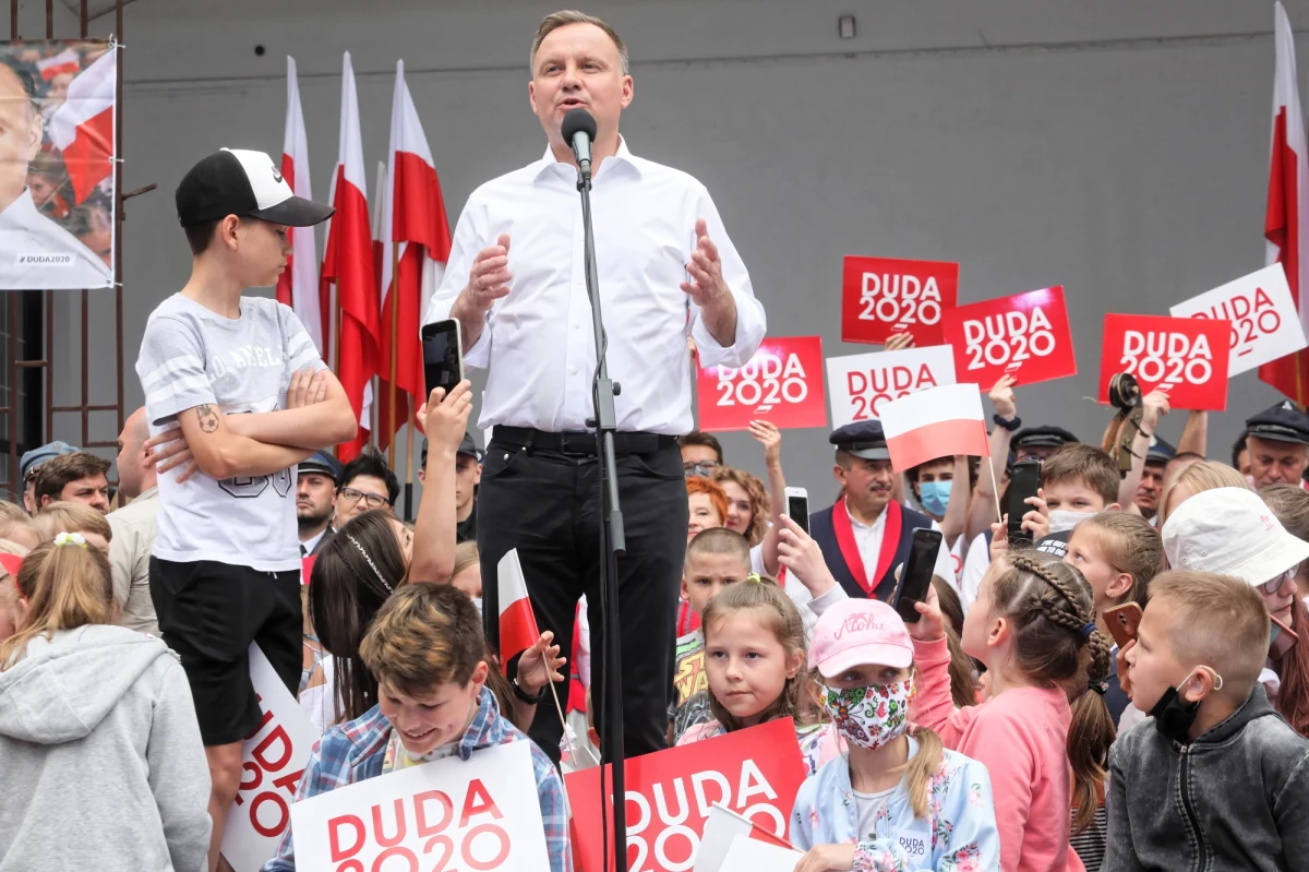 "Poprawka prezydenta do konstytucji ma instrumentalny charakter, powstała wyłącznie pod wpływem kampanijnych emocji" – ocenia w RMF FM konstytucjonalista profesor Ryszard Piotrowski. Andrzej Duda zaproponował, żeby w art. 72 po ust.2 dodać ust. 2a: „Przysposobić można dziecko, tylko dla jego dobra. Przysposobić wspólnie mogą tylko małżonkowie. Zakazane jest przysposobienie przez osobą pozostającą we wspólnym pożyciu z osobą tej samej płci”. 