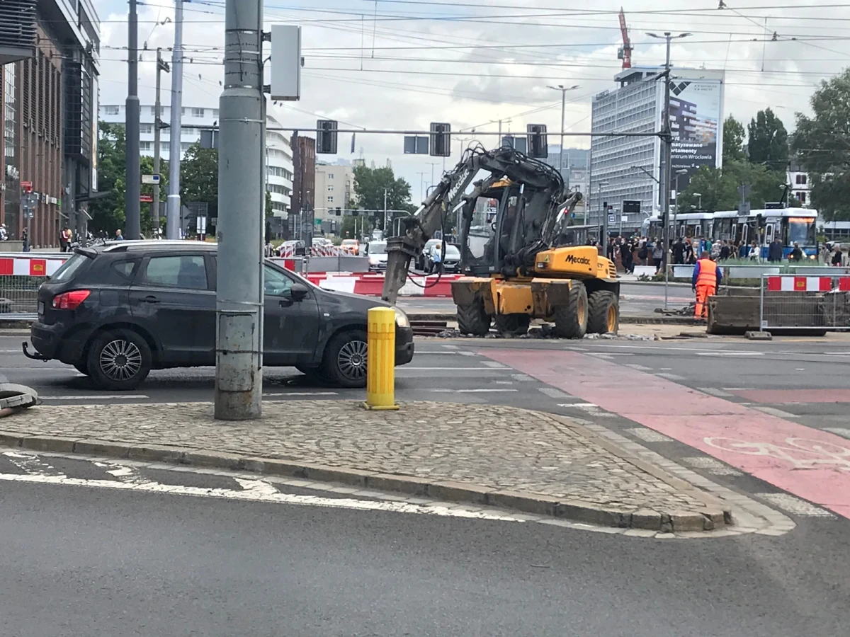 Niedostateczny stan techniczny torowisk, problemy finansowe wrocławskiego MPK czy przestarzały tabor - to problemy transportu publicznego we Wrocławiu, na jakie wskazuje w raporcie pokontrolnym NIK. Izba przyjrzała się również funkcjonowaniu transportu publicznego w Legnicy, Wałbrzychu i Jeleniej Górze. Kontrola transportu publicznego w czterech największych dolnośląskich miastach objęła okres od 2016 r. do końca pierwszego półrocza 2019 r.