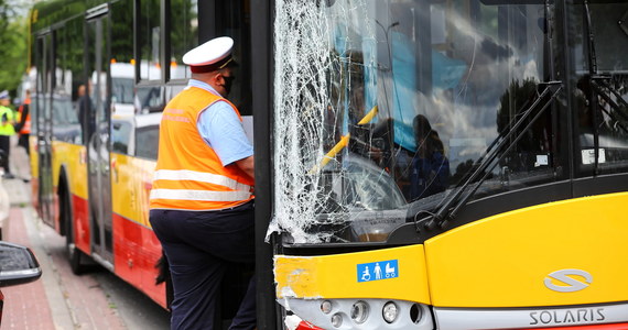 Kierowca autobusu miejskiego, który dziś przed południem spowodował wypadek na warszawskich Bielanach, mógł być pod wpływem narkotyków - dowiedział się nieoficjalnie reporter RMF FM Krzysztof Zasada. Kierowany przez niego pojazd staranował cztery zaparkowane samochody i uderzył w latarnię. Jedna osoba została ranna. Kierowca został zatrzymany. Rzeczniczka stołecznego ratusza Karolina Gałecka poinformowała, że umowa ze spółką Arriva, która zatrudniła kierowcę, została zawieszona. Z kolei przedstawiciele firmy zapowiadają przebadanie wszystkich pracujących dla niej kierowców narkotestami. Testowanie rozpoczęło się już we wtorek.