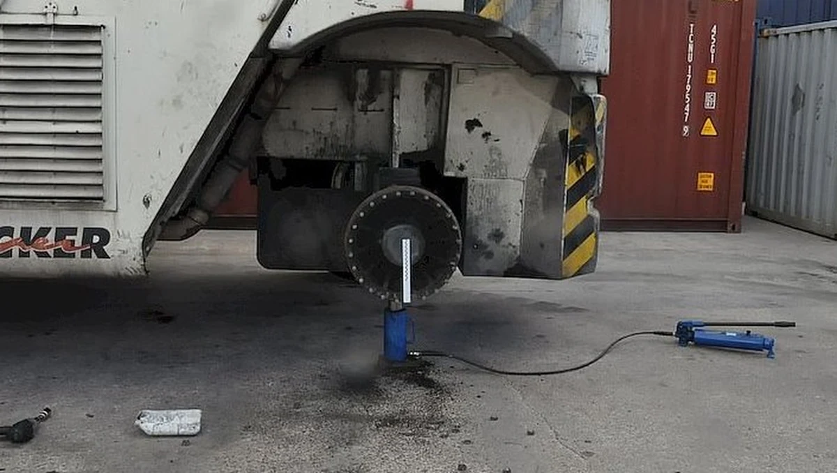 Policja ustala okoliczności tragicznego wypadku w miejscowości Kobylany (Lubelskie), w którym podczas pracy poniósł śmierć pracownik firmy przeładunkowej. Mężczyznę uderzyło koło zerwane z maszyny służącej do przewożenia kontenerów kolejowych.