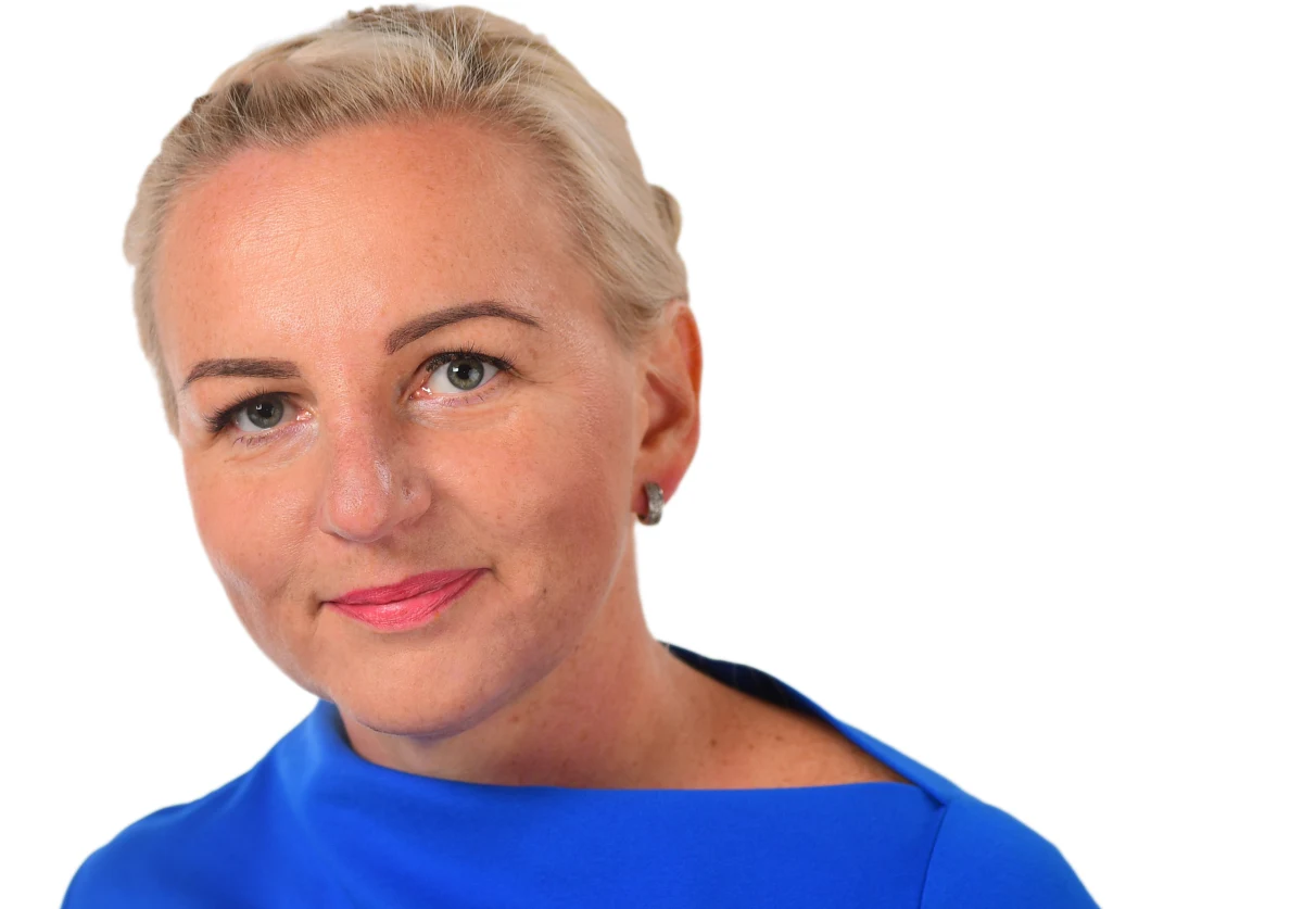 "To na wszystkich spadło jak grom z jasnego nieba. Systemowo nie byliśmy przygotowani - ani sprzętowo, ani od strony przygotowania nauczycieli, od strony przygotowania platform" - mówiła w Popołudniowej rozmowie w RMF FM Katarzyna Włodkowska, nauczycielka języka polskiego z Zespołu Szkół im. Stanisława Staszica w Pile i członkini grupy Superbelfrzy RP, wspominając zdalne nauczanie. "Lękiem i obawą napawa mnie myśl o tych, którzy z tej edukacji byli wykluczeni - nie mieli dostępu do internetu, musieli współdzielić sprzęt z rodzeństwem, z rodzicami, którzy pracowali zdalnie" - dodała. 