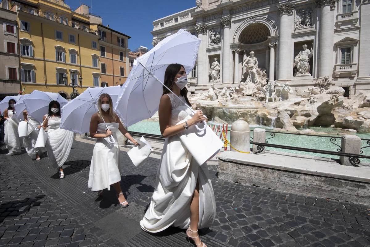 Przed fontanną di Trevi w Rzymie - jednym z najsłynniejszych zabytków tego miasta - odbył się nietypowy protest. Uczestniczyły w nim kobiety, których śluby musiały zostać przełożone na późniejsze terminy w związku z restrykcjami wprowadzonymi w ramach walki z koronawirusem. 