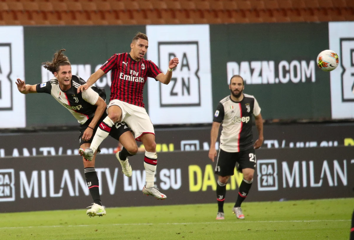 Aż czterokrotnie - w ciągu zaledwie 18 minut - musiał wyciągać piłkę z siatki Wojciech Szczęsny, a jego Juventus Turyn przegrał wyjazdowy pojedynek 31. kolejki Serie A z Milanem 2:4. I to mimo że prowadził na San Siro już 2:0.